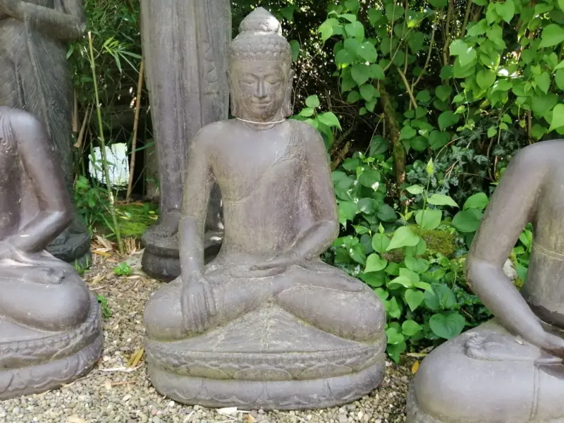 Artikelbild 3 des Artikels “Sitzender Buddha, Indien, 100 cm Höhe, Kunststein, hohl, handgefertigt & farbig. Gussstein mit antikem Finish, handgefertigt und nachbearbeitet. Eingefaerbt in der Farbe Antik-Finish “